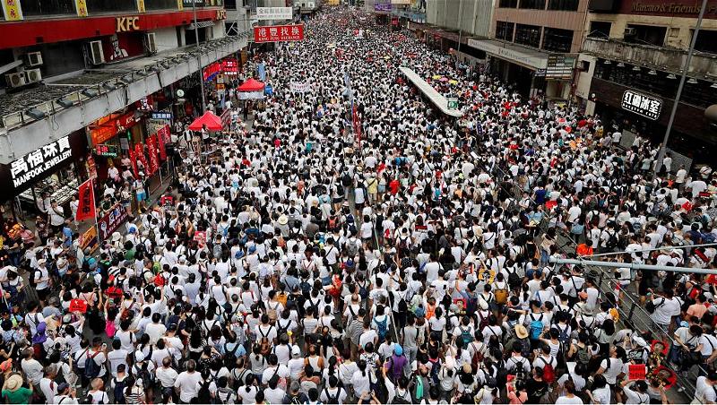 Một triệu người Hồng Kông mặc áo trắng tượng trưng cho công lý đã xuống đường chống lại dự luật dẫn độ sang Trung Quốc, ngày 09/06/2019.REUTERS/Tyrone Siu