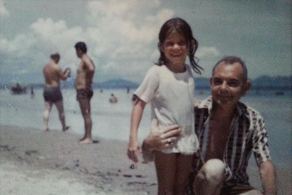 Kat Fitzpatrick và cha, James Earl Welch, tại Việt Nam năm 1975.