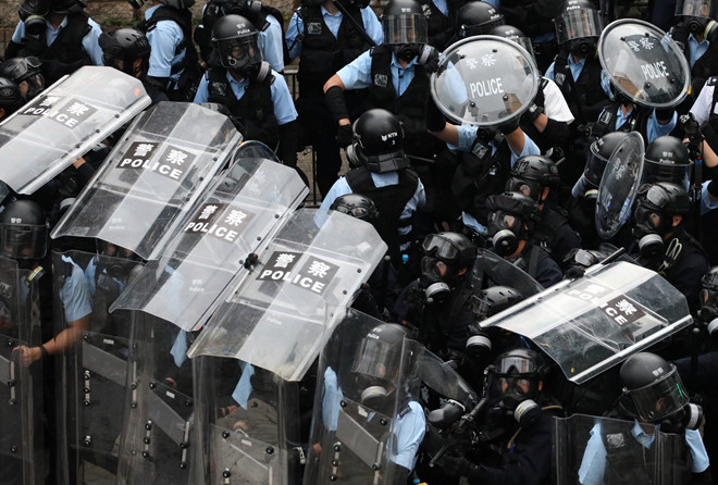 Cảnh sát phản ứng trong cuộc biểu tình hôm 12.6 . Reuters