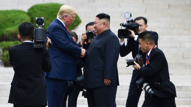 Đây là lần thứ ba ông Trump và ông Kim gặp nhau Bản quyền hình ảnh BRENDAN SMIALOWSKI/AFP/Getty Images Image caption Tổng thống Mỹ Donald Trump tại DMZ