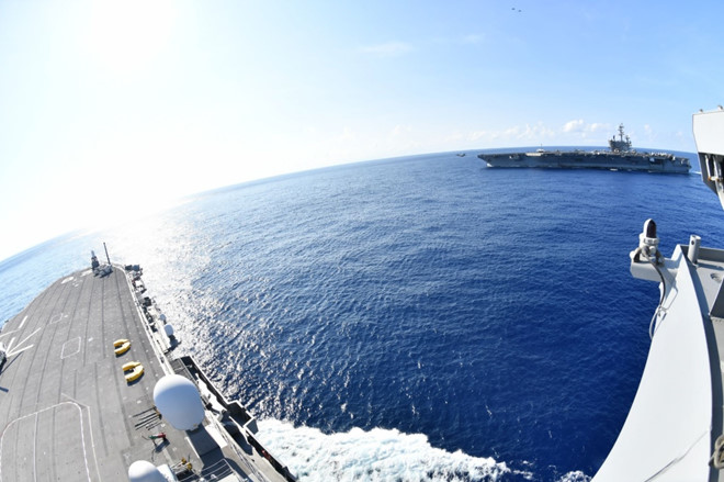 Tàu khu trục JS Izumo và tàu sân bay USS Ronald Reagan (xa) trong cuộc tập trận ở Biển Đông từ ngày 19-20.6  JMSDF