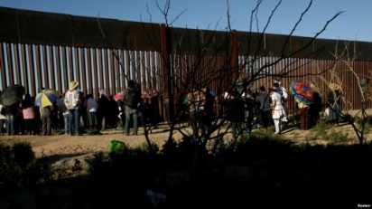 Một hàng rào biên giới giữa Mexico và Mỹ