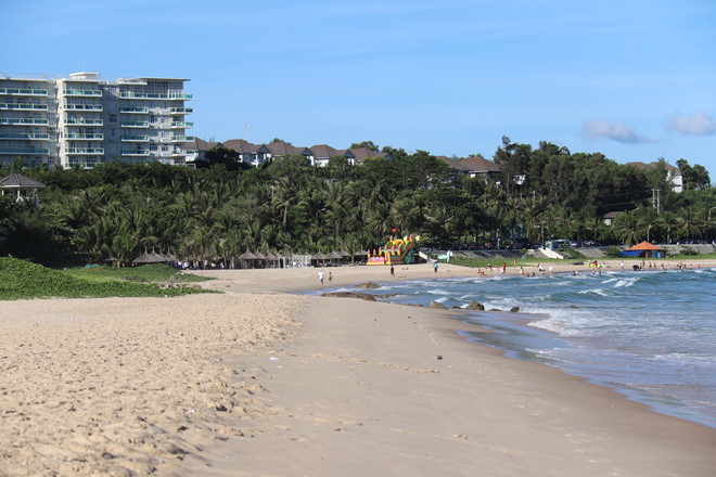 Bãi biển Đá Ông Địa, một trong những bãi biển công cộng rất đẹp còn sót lại ngay cửa ngõ vào Mũi Né, TP.Phan Thiết, Bình Thuận QUẾ HÀ