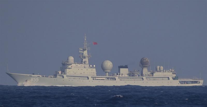 Tàu trinh sát điện tử 855 của hải quân Trung Quốc làm nhiệm vụ bảo vệ bãi Chữ Thập Ảnh: Mai Thanh Hải