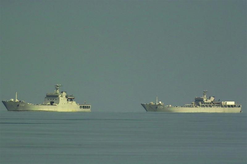 2 tàu vận tải đổ bộ túc trực bảo vệ việc xây dựng  Ảnh: Mai Thanh Hải