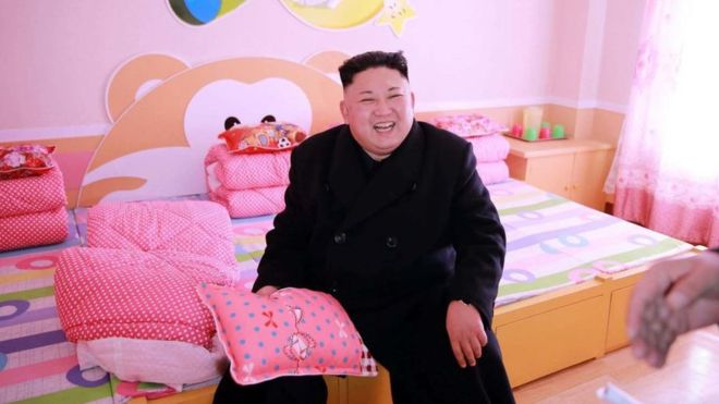 Bản quyền hình ảnh STR Image caption Chủ tịch trẻ tuổi Kim Jong-un thăm một trường cho trẻ mồ côi gần Bình Nhưỡng. Bắc Hàn hy vọng cải tổ theo hình mẫu TQ sẽ giúp họ vực dậy nền kinh tế bị cấm vận
