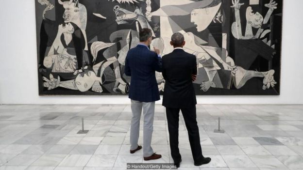 Bản quyền hình ảnh Getty Images Image caption Vua Tây Ban Nha Felipe VI và cựu Tổng thống Hoa Kỳ Barack Obama thăm Bảo tàng Reina Sofia