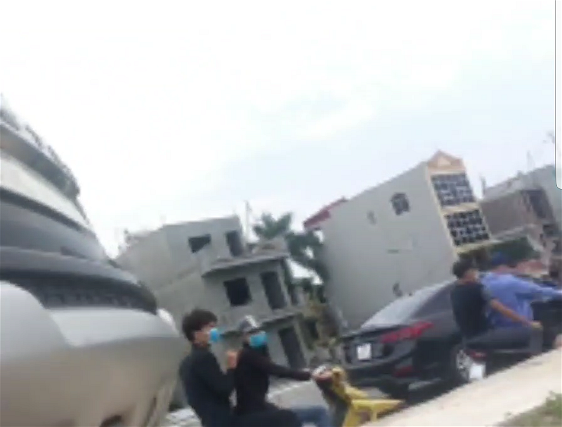 Những kẻ côn đồ bịt mặt lên xe máy truy đuổi để tiếp tục hành hung khi phóng viên Báo Tuổi trẻ Thủ đô bỏ chạy.
