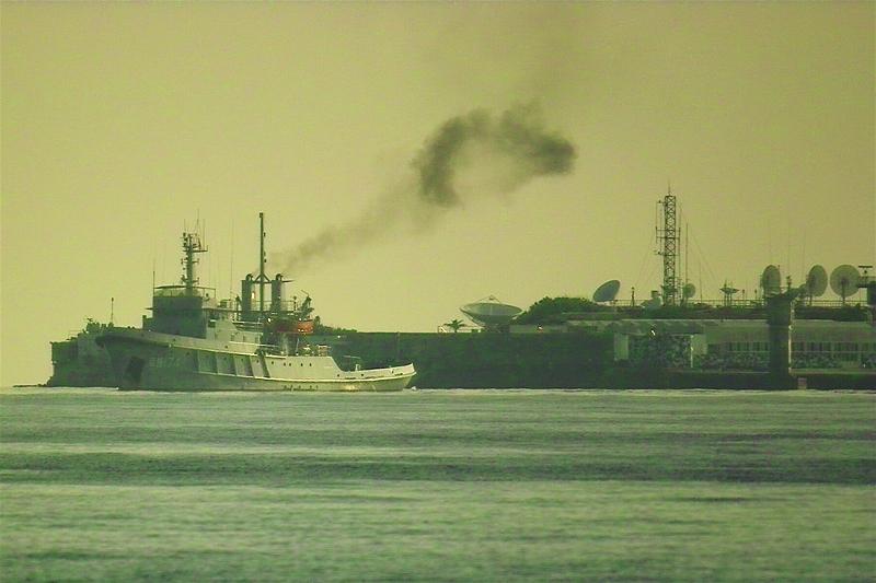 Tàu kéo Nam Đà - 174 của hạm đội Nam Hải trực bảo vệ căn cứ trên bãi Chữ Thập. Tàu này sẵn sàng ngăn cản, xua đuổi các tàu không phải của Trung Quốc đi gần bãi đá  Ảnh: Mai Thanh Hải