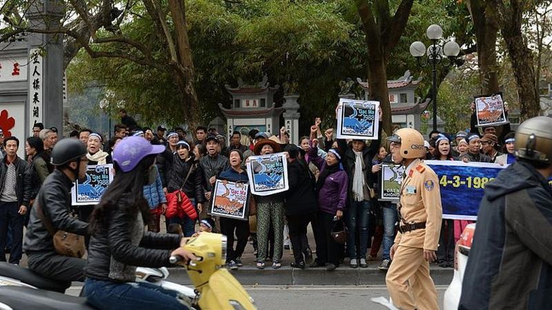 Bản quyền hình ảnh HOANG DINH NAM/AFP/Getty Images Image caption Một cuộc biểu tình chống Trung Quốc ở Hà Nội vào ngày 14/3/2016