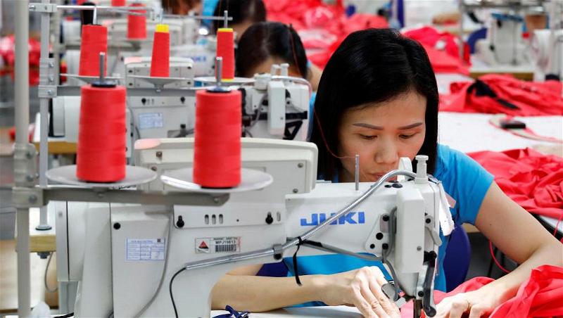 Một dây chuyển sản xuất hàng may mặc tại Việt Nam.REUTERS/Kham