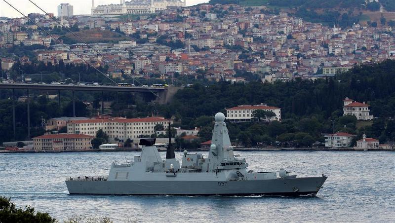 Chiến hạm Anh Quốc HMS Duncan (D37) trên biển Bosphorus, Istanbul, và trên đường đến vùng Vịnh. Ảnh ngày 12/07/2019.REUTERS/Murad Sezer