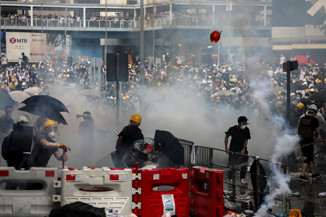 Người biểu tình phản ứng với hơi cay trong cuộc biểu tình hôm 12.6.2019  Reuters