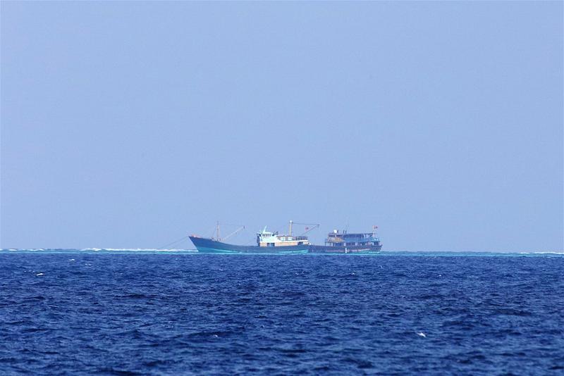 Một số tàu cá Trung Quốc tập trung ở bãi Huy Gơ, tháng 4.2012