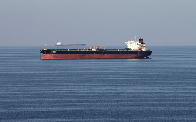 Tàu dầu lúc đi qua eo biển Hormuz. Reuters