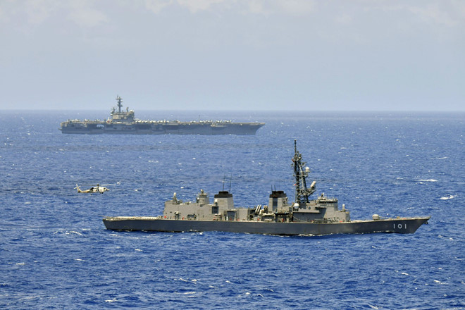 HkMh USS Ronald Reagan (lớn) và tàu khu trục Nhật JS Murasame trong cuộc diễn tập ở Biển Đông ngày 11.6.2019.  JMSDF