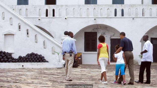 Bản quyền hình ảnh Getty Images Image caption Cựu Tổng thống Hoa Kỳ Barack Obama và các con gái trong chuyến tham quan có hướng dẫn viên đi kèm tại Cape Coast Castle ở Ghana