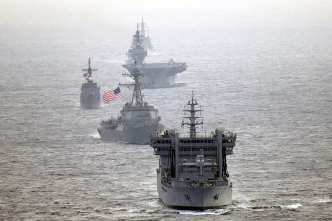 Tàu JS Izumo (thứ tư) tập trận cùng tàu chiến các nước ở Biển Đông hồi tháng 5 . JMSDF