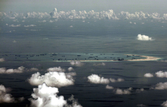 Một ảnh chụp từ máy bay quân sự cho thấy hoạt động tôn tạo trái phép của Trung Quốc trên đá Vành Khăn thuộc quần đảo Trường Sa của Việt Nam cách đây 4 năm. Đến nay, Trung Quốc đã xây dựng trái phép cả một đường băng dài trên bãi đá này - Ảnh: AP