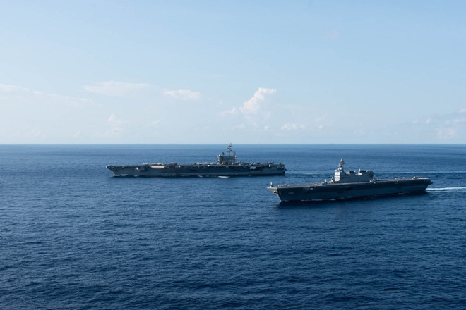 Tàu JS Izumo (phải) và tàu sân bay USS Ronald Reagan trong cuộc tập trận ở Biển Đông từ ngày 19-20.6 JMSDF