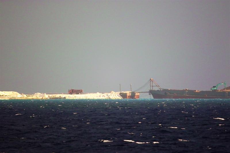 Chiếc tàu vận tải này hạ tấm chắn trước mũi thành cầu cảng cho xe lên xuống chở vật liệu xây dựng  Ảnh: Mai Thanh Hải
