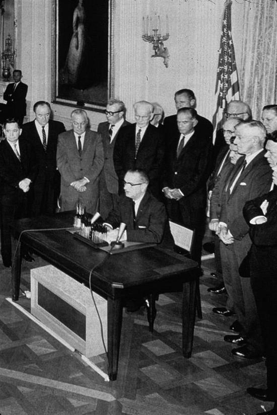 Bản quyền hình ảnh MPI Image caption Tổng thống Lyndon Johnson ký Nghị quyết Vịnh Bắc Bộ cho phép Hoa Kỳ tăng quân vào Nam Việt Nam