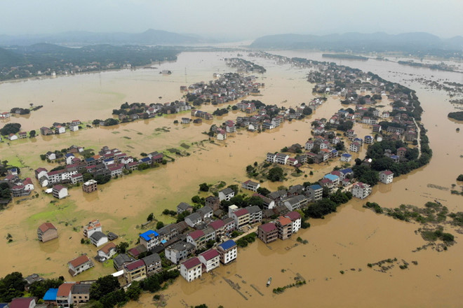 Những ngôi nhà bị bao vây trong nước lũ ở TP.Hành Dương, tỉnh Hồ Nam, Trung Quốc Reuters
