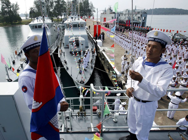 Lực lượng hải quân Campuchia trong buổi lễ tiếp nhận tàu tuần tra do Trung Quốc tặng tại căn cứ hải quân Ream ở Sihanoukville năm 2007 Reuters