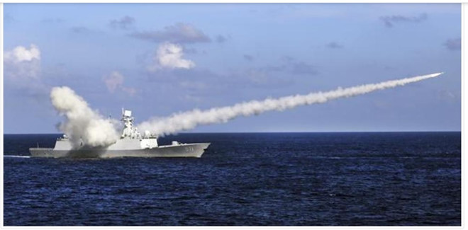 Tàu khu trục Trung Quốc phóng thử tên lửa chống hạm trong một cuộc tập trận ở vùng biển gần quần đảo Hoàng Sa thuộc chủ quyền Việt Nam hồi năm 2016 Chụp màn hình Hindustantimes