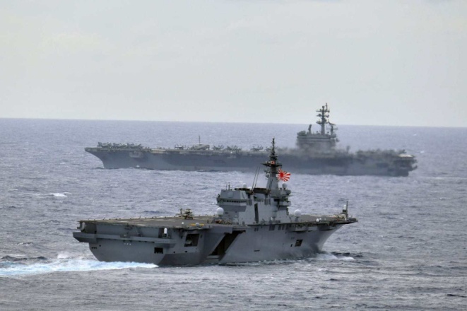Mẫu hạm USS Ronald Reagan Mỹ (phái sau) tập trận với Mẫu hạm trực thăng JS Izumo tại Biển Đông ngày 11.6.2019. NET