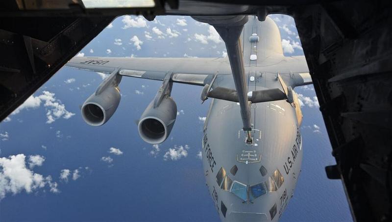 Một cảnh diễn tập tiếp liệu cho máy bay ném bom đường dài trong cuộc tập trận Úc-Mỹ Talisman Sabre 17, tháng 07/2017.U.S. Air Force/Sarah Johnson