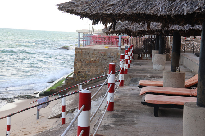 Hàng rào cảnh báo nguy hiểm cho du khách tại một resort ở biển Mũi Né. Theo quy định của UBND tỉnh Bình Thuận, cách bờ biển 50 m chỉ được xây dựng các công trình phụ trợ, nhưng nhiều nơi xây kiên cố QUẾ HÀ