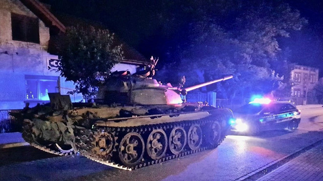 Chiếc xe tăng T-55 trên đường phố Pajeczno Ảnh chụp màn hình RT