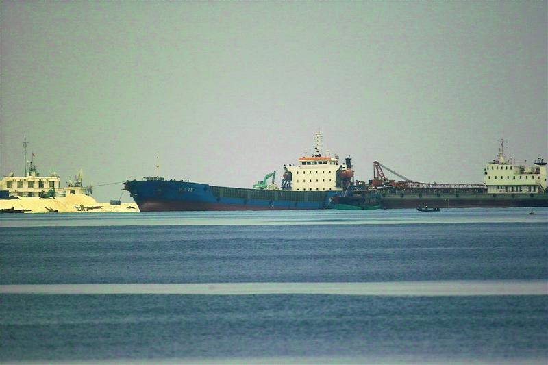 Từ đầu 2014, các tàu vận tải lớn của Trung Quốc tập nập kéo ra Gạc Ma  Ảnh: Mai Thanh Hải