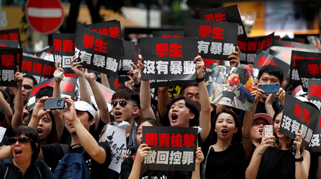 Đám đông biểu tình kêu gọi chính quyền rút lại dự luật Reuters