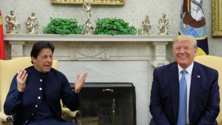 Thủ tướng Pakistan Imran Khan gặp tổng thống Mỹ Donald Trump tại Phòng Bầu Dục, Nhà Trắng ngày 22/07/2019.REUTERS/Jonathan Ernst